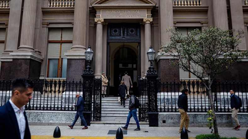 FT Blog: Argentina taps foreign banks for $3bn loan ahead of debt repayment