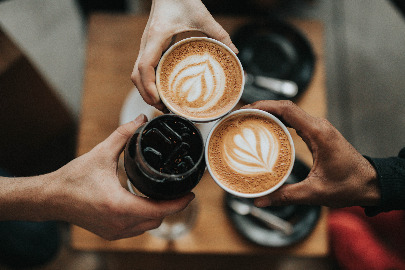 Dans ce café, des handicapés font le service