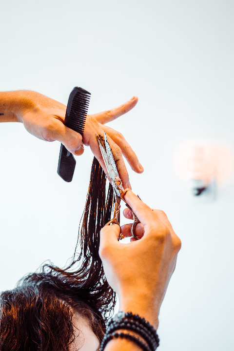 Je donne mes cheveux à une association