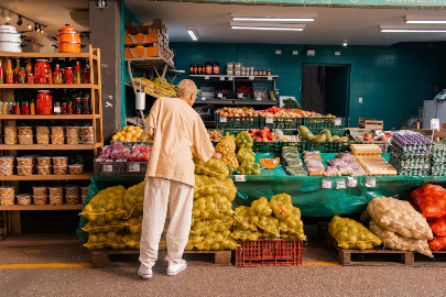Réouverture d'une épicerie dans un village