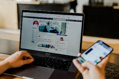 Message publié dans les médias sociaux / dialogue en ligne / forum en ligne